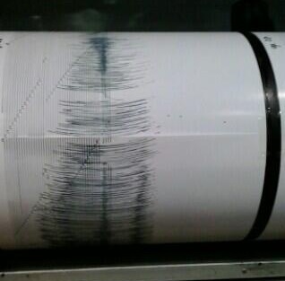 Gambar 1. Rekaman getaran gempa utama dalam Gempa Kebumen 25 Januari 2014 yang tercatat dalam stasiun seismometer di Pos Pengamatan Gunung Merapi. Sumber: BPPTKG, 2014.
