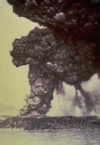 Gambar 1. Awal letusan pulau Krakatau yang bersumber dari puncak Perbuwatan pada Mei 1883, diabadikan dalam foto hitam putih. Sumber : Simkin & Fiske, 1983. 
