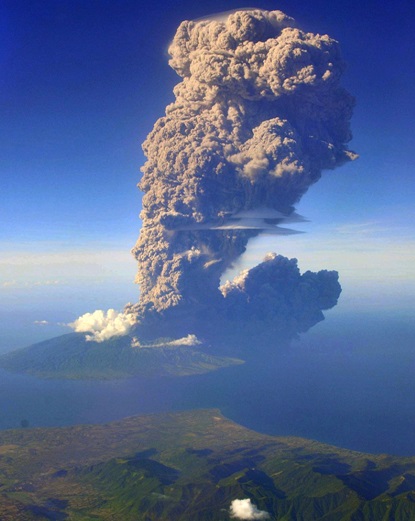 Letak geologis indonesia pada pertemuan tiga lempeng menyebabkan indonesia memiliki banyak gunung api. banyaknya gunung api memberikan keuntungan bagi sektor pertanian yaitu