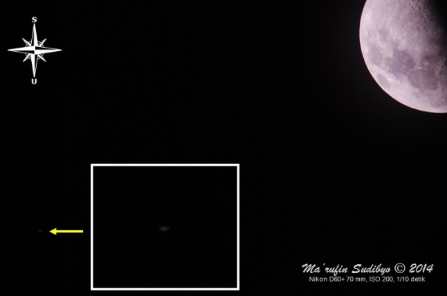 Gambar 4. Planet Saturnus dan Bulan, empat jam setelah Matahari terbenam pada 4 Agustus 2014 lewat celah di antara awan yang berarak-arak. Saat itu kedua benda langit tersebut terpisahkan jarak sudut (elongasi) sebesar 1,5 derajat menurut Starry Night. Diabadikan dengan teknik fokus prima dengan waktu penyinaran (exposure time) 4 kali lipat lebih lambat dibanding seharusnya, sehingga Saturnus dapat terekam cukup terang. Konsekuensinya Bulan nampak sedikit kelebihan paparan cahaya (overexposure) sehingga sedikit memutih. Sumber; Sudibyo, 2014. 