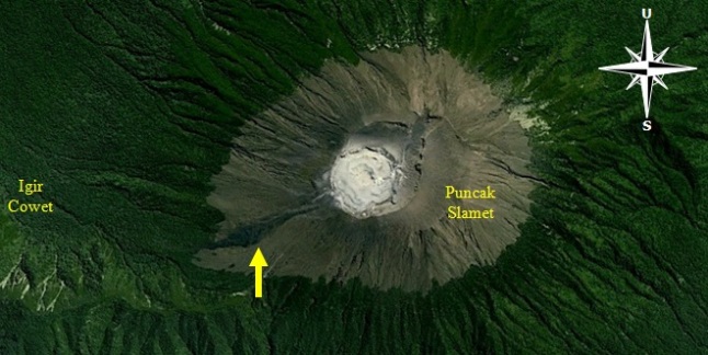 Gambar 3. Citra satelit SPOT kanal cahaya tampak akan kawasan puncak Gunung Slamet. Nampak jejak aliran lava masa silam, kemungkinan dari Letusan Slamet 1934 (tanda panah) di sisi barat daya kawah. Sumber: Google Earth, 2014 dengan label oleh Sudibyo. 