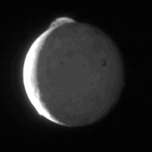 Gambar 6. Video detik-detik letusan Gunung Tvashtar Patera seperti diabadikan wahana New Horizon (2007) saat melintas-dekat Jupiter dalam perjalanan menuju planet-kerdil Pluto. Material vulkanik terlihat disemburkan setinggi 330 km dan membentuk busur setengah bola mirip payung raksasa, ciri khas letusan besar. Sumber: NASA, 2007. 