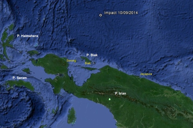 Gambar 1. Lokasi titik ledakan di udara/airburst 10 September 2014 dinihari (Impact 10/09/2014) di sebelah utara pulau Irian dalam peta. Titik airburst berjarak 500 km dari kota Biak, atau 700 km dari kota Jayapura. Dengan energi 0,1 kiloton TNT maka gelombang kejut yang diproduksi oleh meteor-terang yang mengalami airburst takkan berdampak pada permukaan Bumi di bawahnya, apalagi ke daratan pulau Irian. Sumber: Sudibyo, 2014 berbasis Google Earth. 