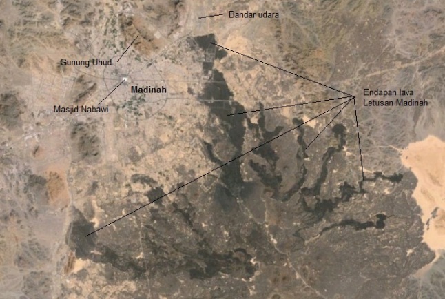 Gambar 5. Citra satelit Landsat dalam warna nyata untuk kotasuci Madinah dan sekitarnya. Nampak hampir seluruh permukaan tanah di sekitar kota ini didominasi warna coklat kemerah-merahan. Terkecuali di sisi tenggara kota yang permukaan tanahnya bewarna hitam/gelap. Inilah endapan lava jejak Letusan Madinah 1256. Sumber: Google Earth, 2014. 