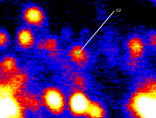 Gambar 1. Benda langit yang semula dikira awan gas G2 nampak masih ada dan relatif utuh meski baru saja melewati titik perinigricon (titik terdekat ke lubang hitam) di pusat galaksi Bima Sakti. Melintasnya awan gas G2 di perinigricon-nya menjadi peristiwa langit yang paling dinanti dunia astronomi di tahun 2014 TU ini karena menyajikan peluang untuk menyaksikan lubang hitam raksasa di pusat Bima Sakti menyantap kudapan kosmik. Diabadikan dengan teleskop kembar Keck (diameter 10 meter) pada Agustus 2014 TU lalu. Sumber: Ghez, 2014. 