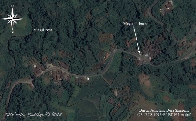 Gambar 2. Panorama dusun Jemblung, desa Sampang (Banjarnegara) dari langit dalam citra Google Earth pra bencana. Nampak bentangan jalan raya Banjarnegara-Dieng/Banjarnegara-Pekalongan, sungai Petir dan masjid al-Iman. Sumber: Sudibyo, 2014 dengan basis Google Earth. 