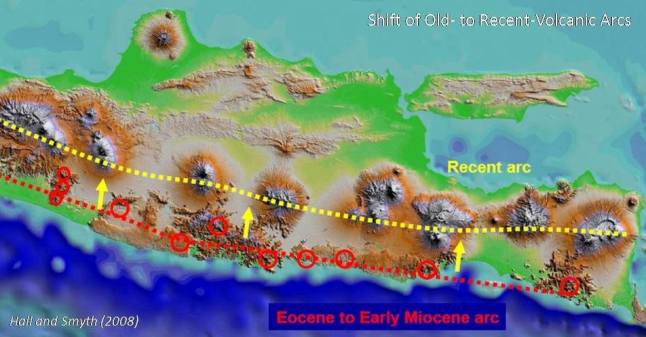 Gambar 8. Busur vulkanik Jawa tua (garis merah putus-putus), yang terdiri dari gunung-gemunung berapi purba. Di sebelah utaranya terdapat busur vulkanik Jawa muda (garis kuning putus-putus), tempat gunung-gemunung berapi modern di pulau Jawa berada dengan sebagian besar diantaranya aktif. Sumber: Hall & Smyth, 2008 dalam Satyana, 2014. 