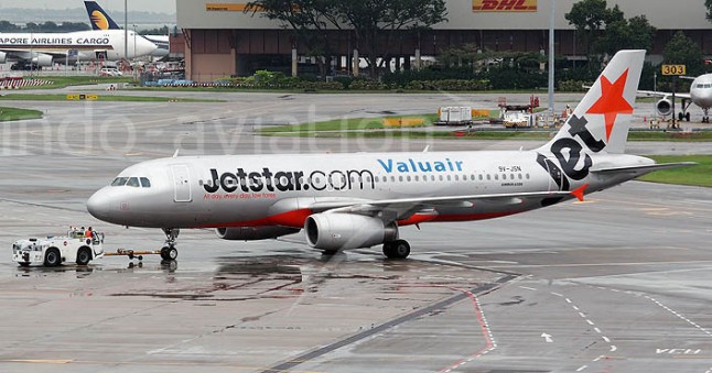Gambar 3. Pesawat Airbus A320-232 nomor 9V-JSN milik maskapai JetStar Asia saat berada di apron bandara Soekarno-Hatta. Saat pesawat ini jelang mendarat di Jakarta sebagai penerbangan JSA114 pada Jumat pagi 14 Februari 2014 TU, ia mendadak masuk ke dalam awan debu produk Letusan Kelud 2014. Pesawat berhasil mendarat dengan selamat, namun insiden ini membuat kedua mesinnya rusak parah akibat menghisap debu vulkanik. Sumber: Indo-Avtiation.com, 2014.