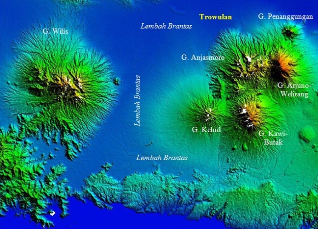 Gambar 6. Topografi lembah Brantas beserta gunung-gunung berapi yang mengapitnya. Trowulan adalah bekas ibukota kerajaan pada sebagian besar masa kerajaan Majapahit. Sumber: Zainuddin dkk, 2013. 