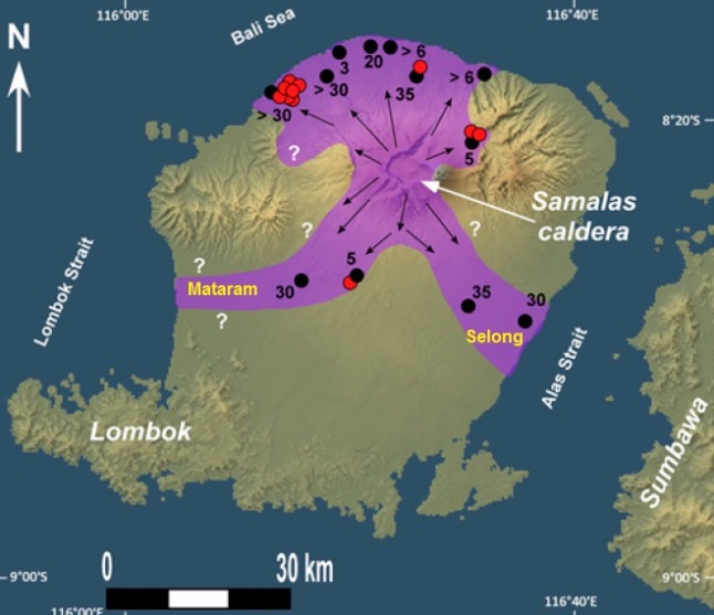 Gambar 6. Peta sebaran awan panas Letusan Samalas 1257 di pulau Lombok. Tanda panah menunjukkan jejak pergerakan material awan panas, seperti masih tersisa pada butir-butir batuapung didalamnya. Titik hitam berangka menunjukkan lokasi singkapan endapan awan panas di masa kini berikut ketebalannya (dalam meter). Sementara titik merah menunjukkan lokasi pengambilan perconto (sampel) arang kayu untuk pertanggalan radioaktif. Seluruh perconto konsisten berasal dari tahun 1257 TU. Sumber: Lavigne dkk, 2013. 