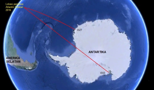 Gambar 4. Lokasi Peristiwa Atlantik Selatan 2016 di tengah-tengah Samudera Atlantik bagian selatan, dilihat dari sebuah titik nan tinggi di atas Antartika. Garis-garis merah merupakan garis imajiner yang menghubungkan lokasi terdeteksinya pelepasan energi kinetik boloid dengan dua stasiun infrasonik yang tergabung dalam jejaring CTBTO. Masing-masing stasiun IS27 (Jerman) dan IS55 (Amerika Serikat). Sumber: Sudibyo, 2016 berbasis Google Earth. 