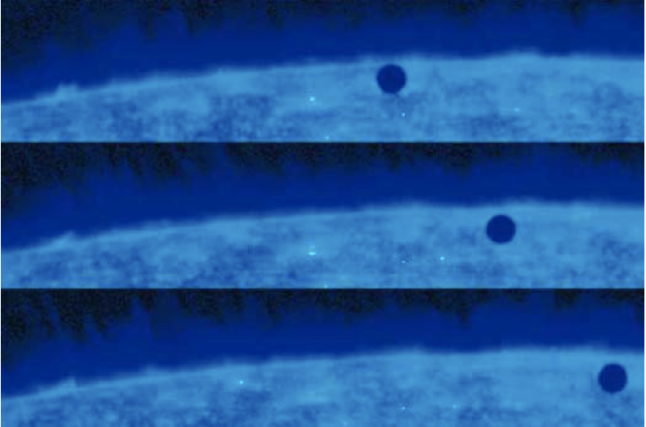 Gambar 1. Transit Merkurius 1999 yang terjadi pada 19 November 1999 TU seperti diabadikan oleh satelit TRACE milik NASA (Amerika Serikat). Nampak Merkurius sebagai bola kecil kehitaman, melaju di latar depan Matahari yang bergejolak. Sumber: NASA, 1999.
