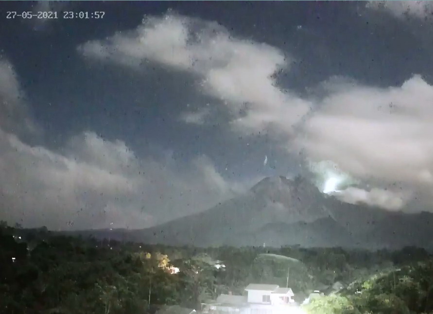 Gambar 2. Potongan citra beresolusi rendah dari meteor-terang yang seakan melintas di kaki timur kerucut Gunung Anyar puncak Gunung Merapi. Diabadikan dari titik Kalitengah Kidul oleh CCTV PT Megadata. Sumber : Megadata, 2021. 
